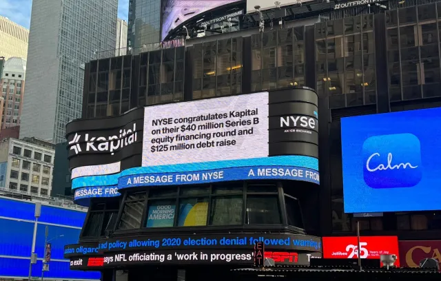 Kapital en pantalla grande en una calla de Estados Unidos