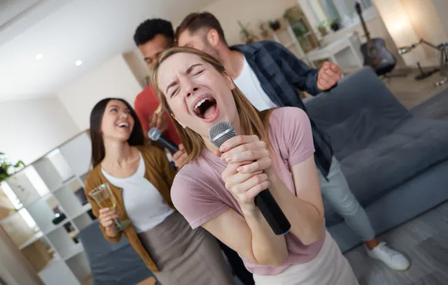Karaoke, varias personas cantando frente a un televisor