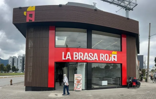 Foto de un local que dice la brasa roja