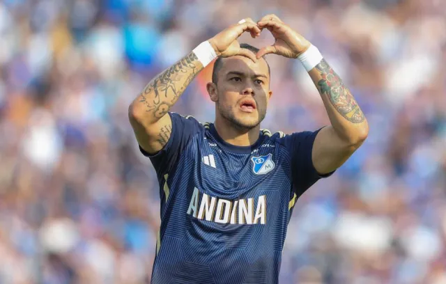 Foto de un jugador con una camiseta azul