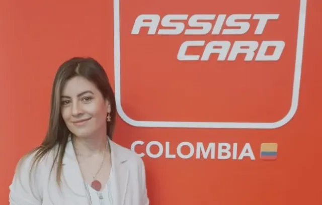 Foto de una mujer trigueña sonriendo a la cámara con un fondo que dice: Assist Card