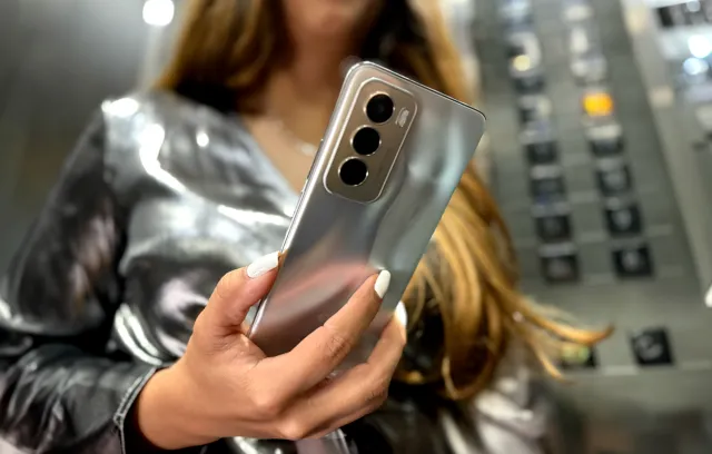OPPO Reno12 