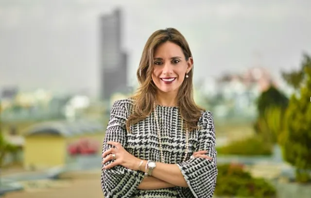 Texto de entrevista con foto de una mujer al costado derecho