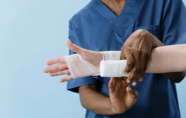 foto de una mano vendada