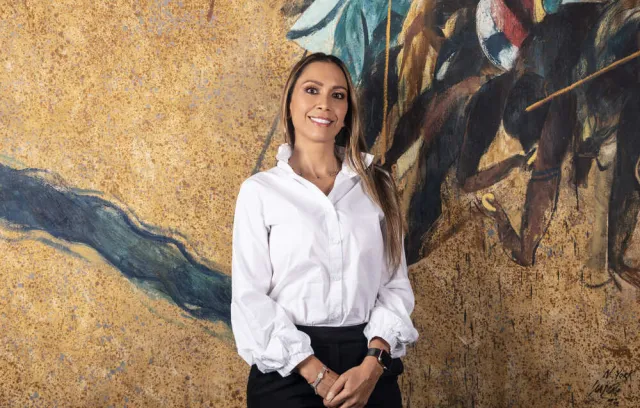 Foto de una mujer sonriendo a la cámara