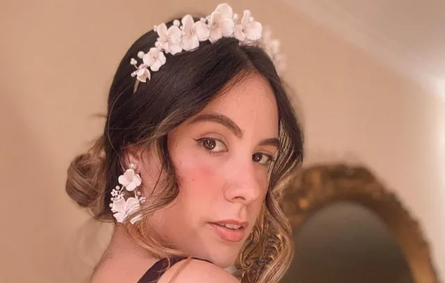 Maria Alejandra Parra, emprendedora dueña de Cafuné, usando una Cafuné