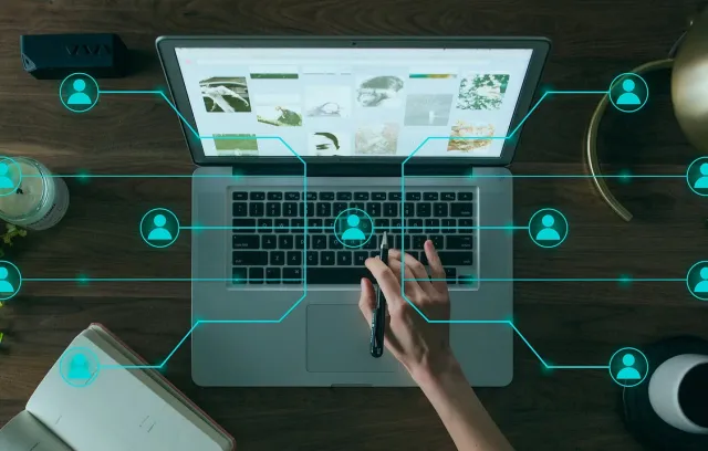 computadora con enlaces que hacen referencia a tendencias tecnológicas 