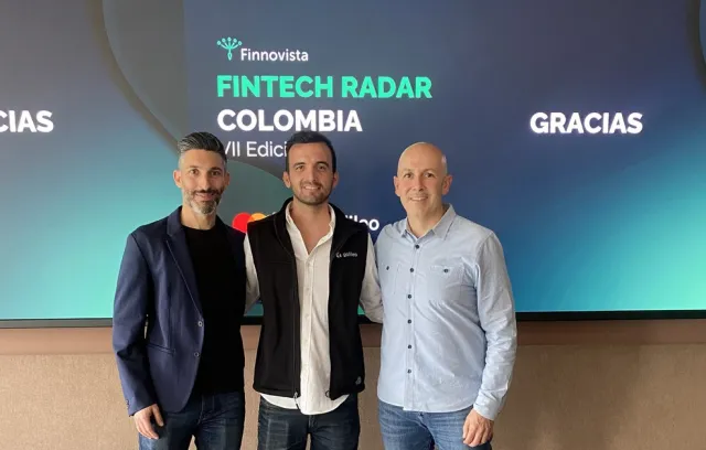 Foto de tres hombres con un fondo de master card