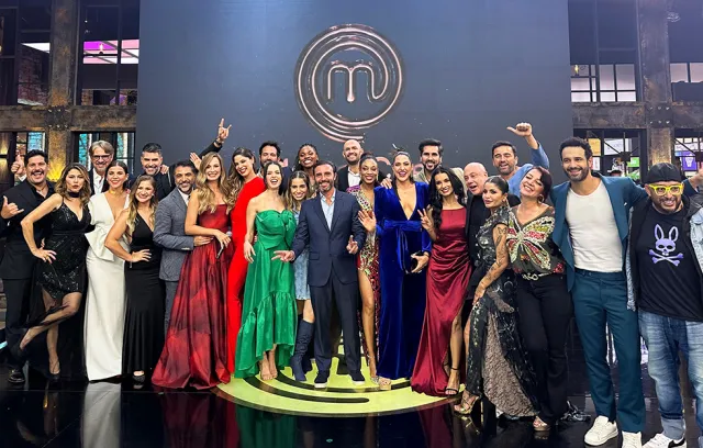 Foto de varias personas mirando a la cámara