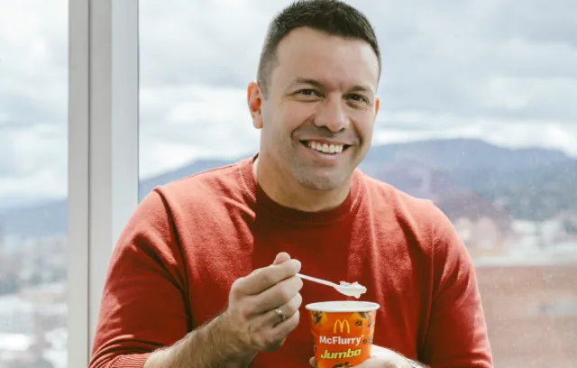 Foto de un hombre comiendo helado en mcdonald's