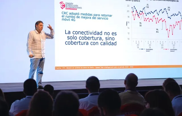 Foto de un hombre explicando un tema