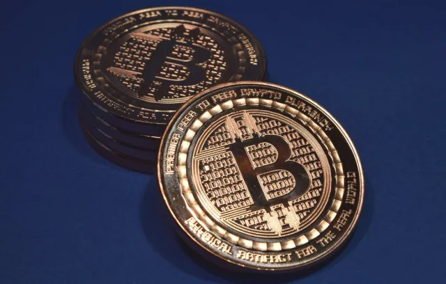 Monedas bitcoin con fondo azul