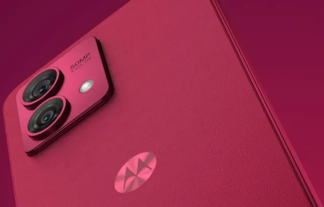 Foto de un celular rojo con el logo de motorola, o sea, una M