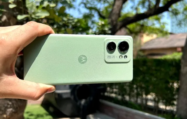 Fotografía de una persona con un celular en la mano