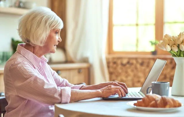 mujer adulta con pelo blanco mirando el pc