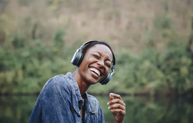 Mujer escuchando música
