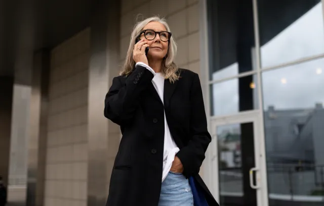 Mujer hablando por teléfono celular