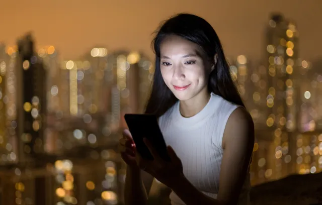 Mujer mirando un celular