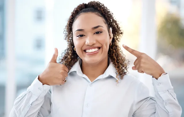 Mujer afro sonriendo a la cámara