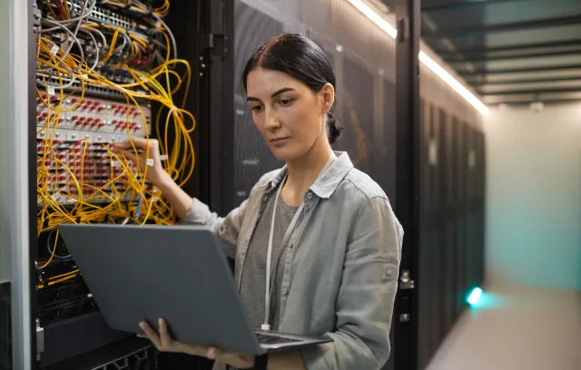 Mujer trabajando en una computadora con un fondo tecnológico
