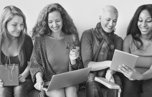 mujeres mirando el computador