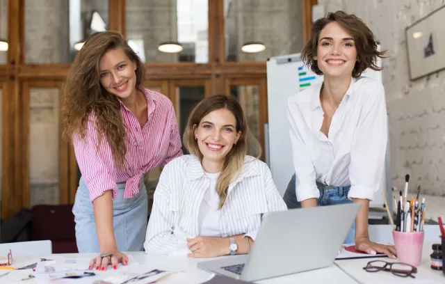Foto de mujeres mirando la cámara