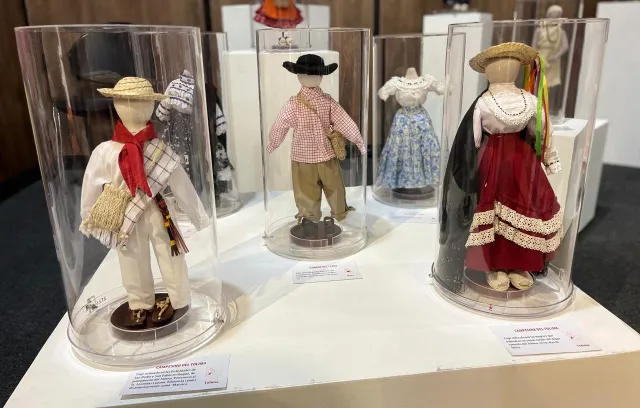 Foto de muñecos elaborados con telas