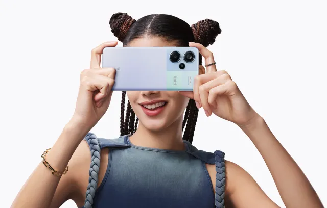 Foto de mujer tomando fotografía con celular Redmi Note 13