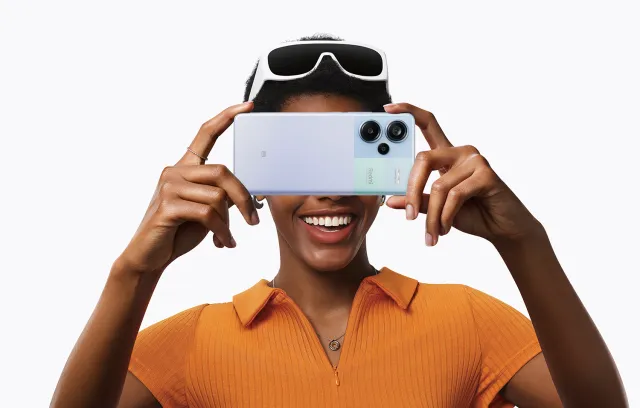 Foto de mujer tomando fotografía con celular Redmi Note 13