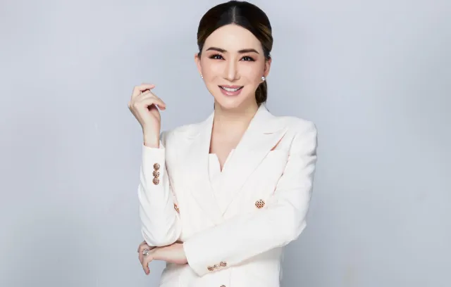 Foto de una mujer japonesa con balzer blanco