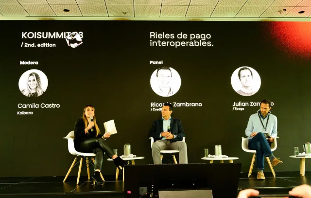 Tres personas hablando sobre una tarima