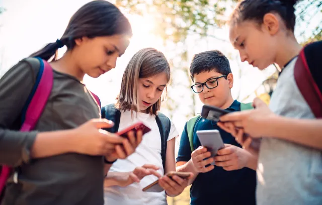 Niños revisando sus redes sociales
