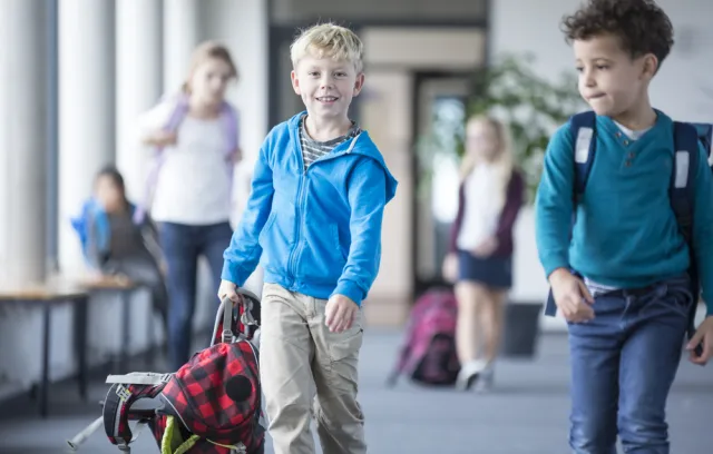 Foto de dos niños caminando en una escuela