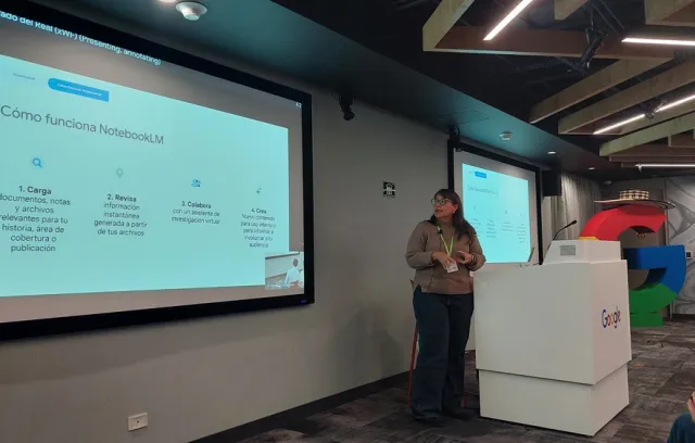 Foto de una señora explicando un tema
