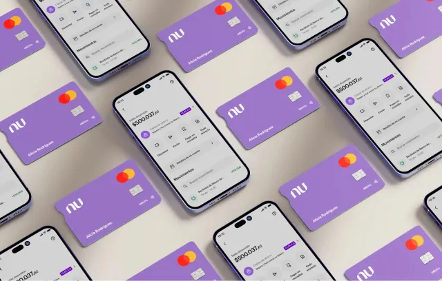 dispositivo móvil con una aplicación de un neobanco y una tarjetas de crédito