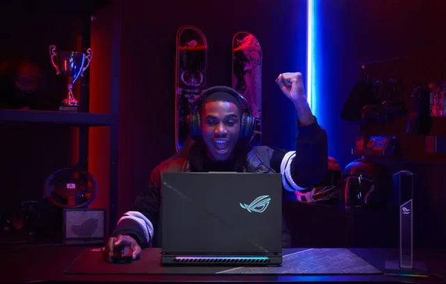 Foto oficial de la nueva serie de computadores ROG Strix. 