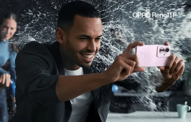 Foto de una persona utilizando un celular con una bomba de agua estallando en su cabeza