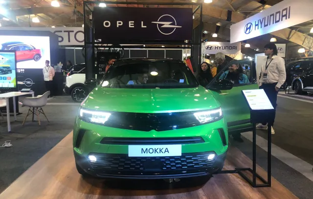 Foto de carro verde marca Opel Mokka