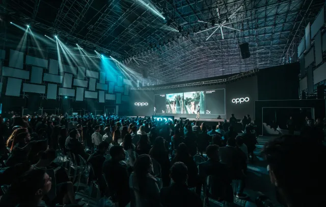 Foto de un evento de estreno con luces claras en un ambiente oscuro