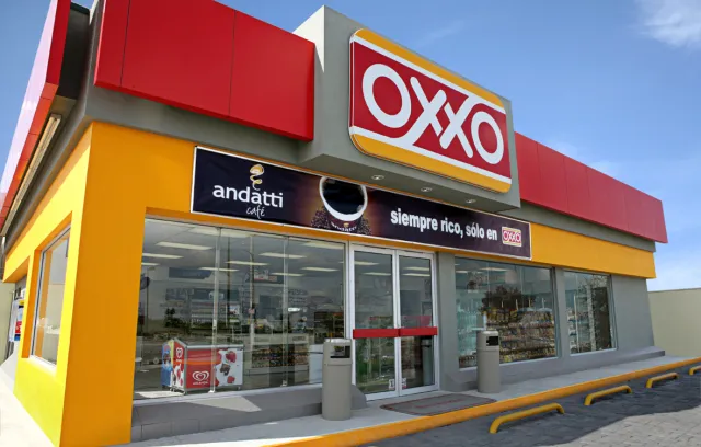 Foto de una fachada de Oxxo, de color roja y amarilla