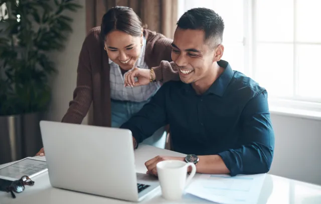 Pareja feliz viendo el Pc