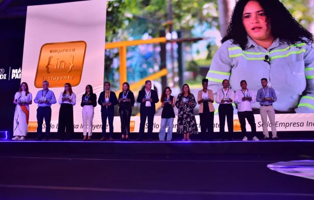 personas en un escenario presentando 