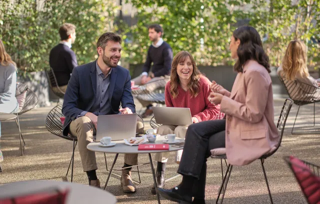 Foto de personas reunidas al aire libre