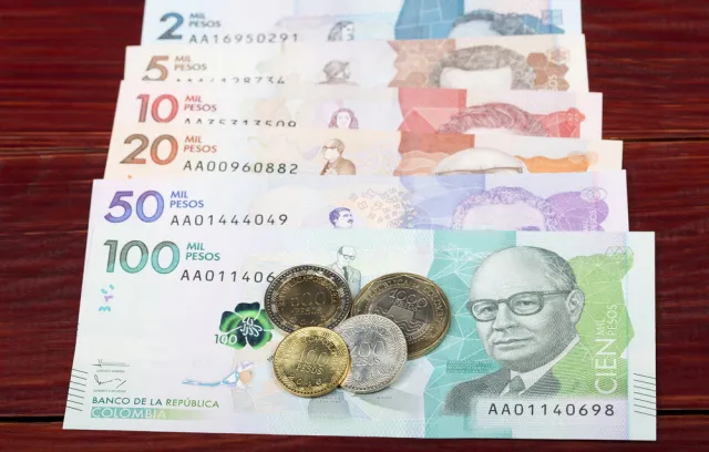 Pesos colombianos en billetes y monedas