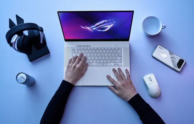 Plano senital de una persona escribiendo en un computador
