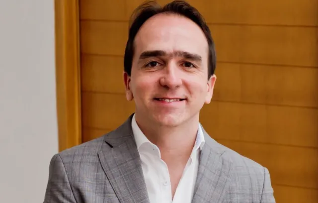Foto de hombre sonriendo a la cámara