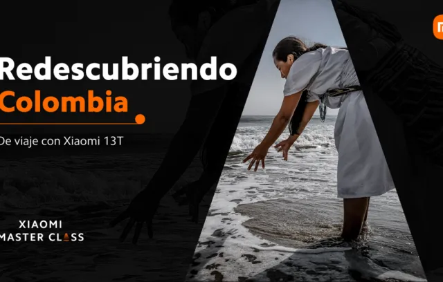 Persona recolectando agua en el mar