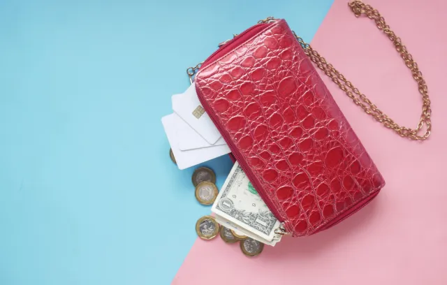 Representación de una billeta roja sobre fondo azul y rosado