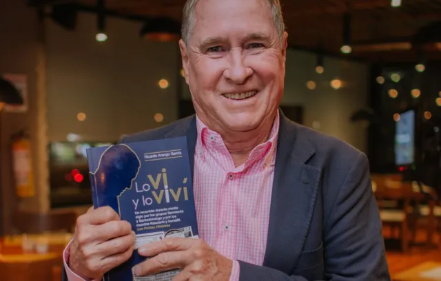 Foto de una persona posando con un libro