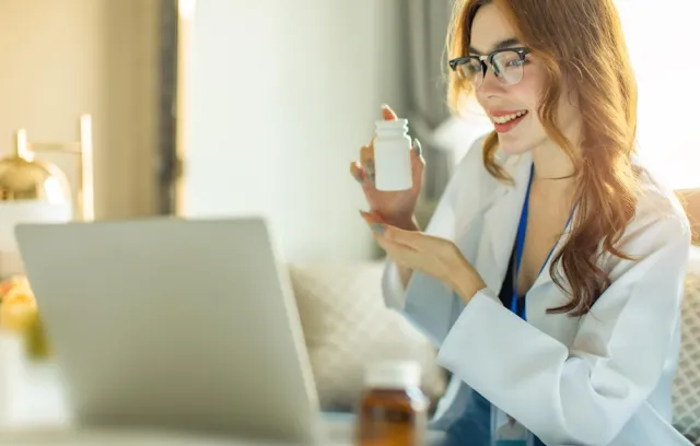 Foto de mujer frente a un computador para reservar citas médicas en Rogans App